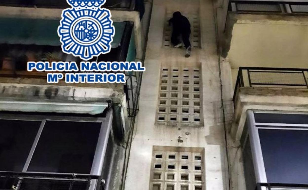 Imagen de uno de los detenidos mientras descendía por la fachada de un edificio. 