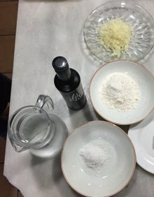 Imagen secundaria 2 - Inicio del amasado, corte de la masa fermentada e ingredientes básicos. 