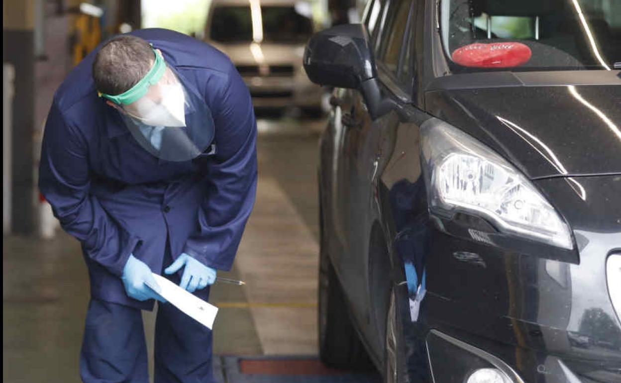 Técnico realiza la ITV de un vehículo durante la pandemia.