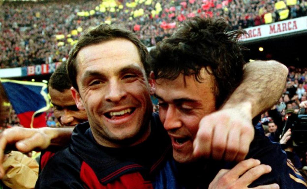 Sergi Barjuan celebra un éxito del Barça junto a Luis Enrique. 