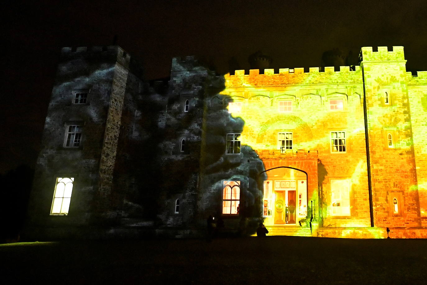 El origen de Halloween no tiene nada que ver con el que crees, empezando por el lugar. A pesar de que popularmente se atribuya esta fiesta a la cultura americana, la realidad es que surgió en la Isla Esmeralda (Irlanda), a raíz de una tradición celta con más de 2.000 años de historia. Por aquel entonces se denominaba 'Samhain', que en gaélico significa 'final de verano' y significaba el final del año celta. Los druidas o sacerdotes celtas hacían ofrendas a sus dioses para tener una buena cosecha y encendían hogueras para ahuyentar a los espíritus malvados, además de hacer sacrificios humanos para ver el futuro. La gran brutalidad de estas 'ofrendas' hizo que los romanos prohibieran parte de estas actividades cuando llegaron a las islas. Ahora, Irlanda celebra el Festival Púca, al que da nombre uno de los personajes del folclore irlandés, con un gran espectáculo en el castillo de Slane (entre otros actos).