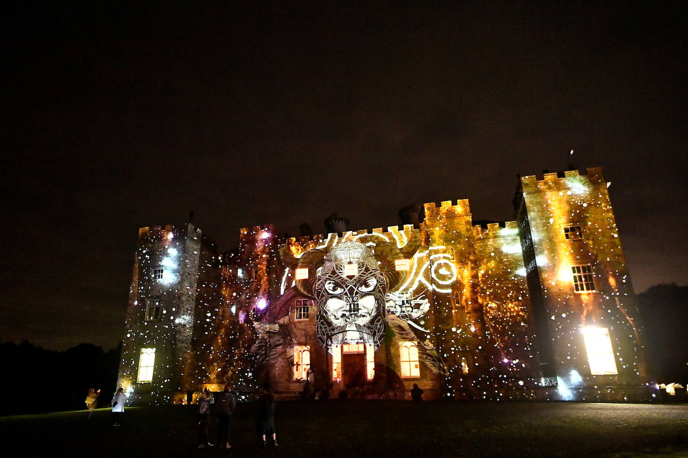 El origen de Halloween no tiene nada que ver con el que crees, empezando por el lugar. A pesar de que popularmente se atribuya esta fiesta a la cultura americana, la realidad es que surgió en la Isla Esmeralda (Irlanda), a raíz de una tradición celta con más de 2.000 años de historia. Por aquel entonces se denominaba 'Samhain', que en gaélico significa 'final de verano' y significaba el final del año celta. Los druidas o sacerdotes celtas hacían ofrendas a sus dioses para tener una buena cosecha y encendían hogueras para ahuyentar a los espíritus malvados, además de hacer sacrificios humanos para ver el futuro. La gran brutalidad de estas 'ofrendas' hizo que los romanos prohibieran parte de estas actividades cuando llegaron a las islas. Ahora, Irlanda celebra el Festival Púca, al que da nombre uno de los personajes del folclore irlandés, con un gran espectáculo en el castillo de Slane (entre otros actos).