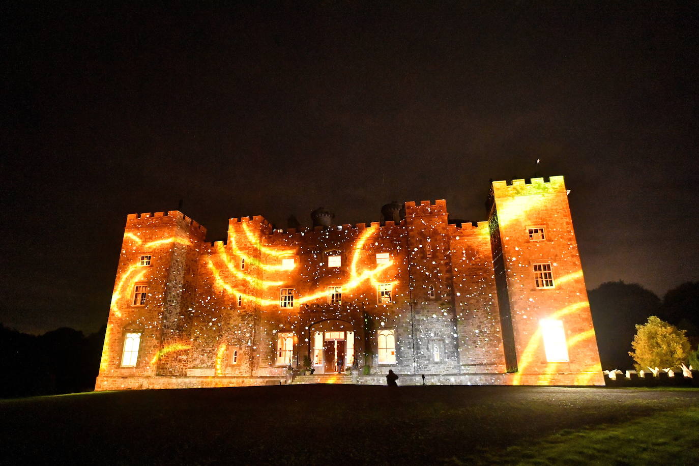 El origen de Halloween no tiene nada que ver con el que crees, empezando por el lugar. A pesar de que popularmente se atribuya esta fiesta a la cultura americana, la realidad es que surgió en la Isla Esmeralda (Irlanda), a raíz de una tradición celta con más de 2.000 años de historia. Por aquel entonces se denominaba 'Samhain', que en gaélico significa 'final de verano' y significaba el final del año celta. Los druidas o sacerdotes celtas hacían ofrendas a sus dioses para tener una buena cosecha y encendían hogueras para ahuyentar a los espíritus malvados, además de hacer sacrificios humanos para ver el futuro. La gran brutalidad de estas 'ofrendas' hizo que los romanos prohibieran parte de estas actividades cuando llegaron a las islas. Ahora, Irlanda celebra el Festival Púca, al que da nombre uno de los personajes del folclore irlandés, con un gran espectáculo en el castillo de Slane (entre otros actos).