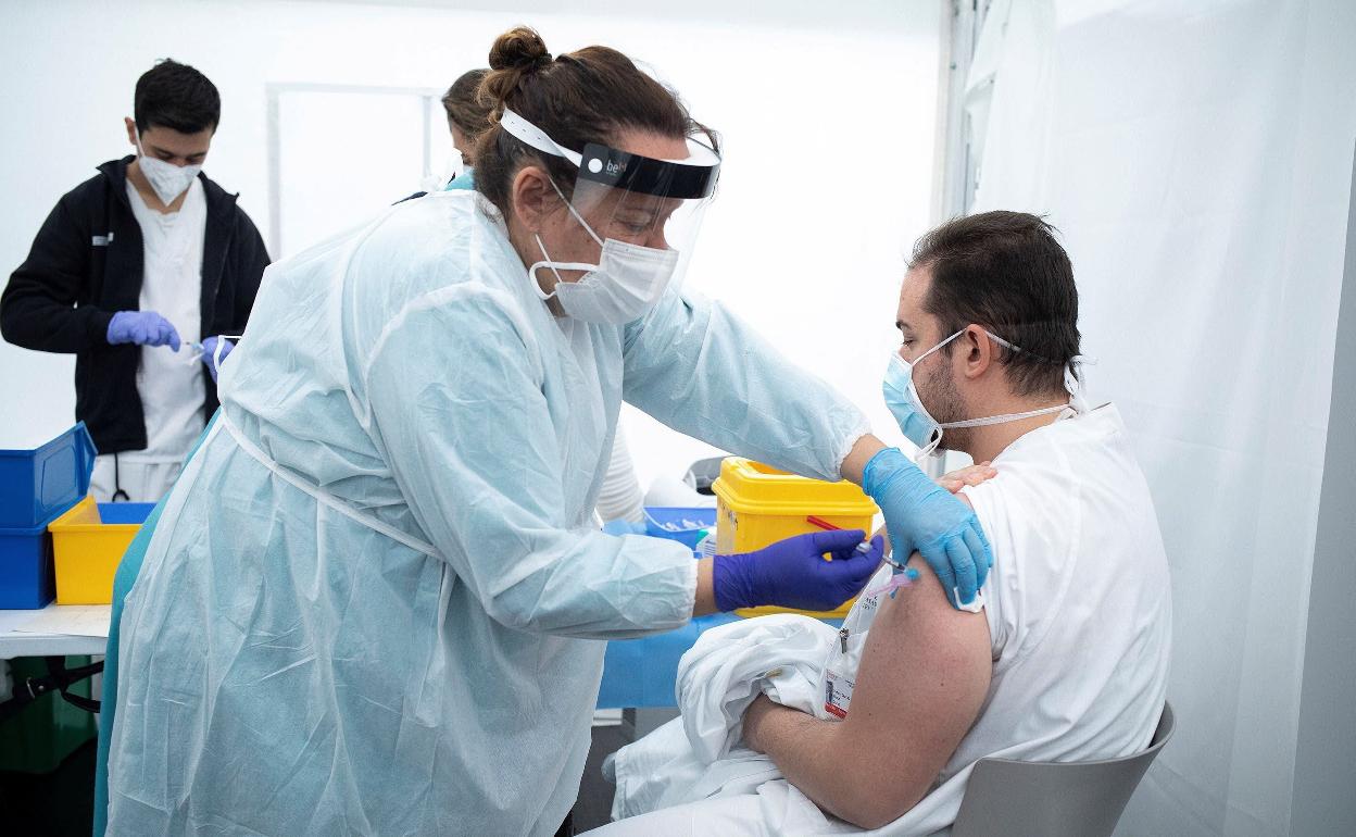 Una sanitaria vacuna una persona en el hospital de campaña de Castellón. 