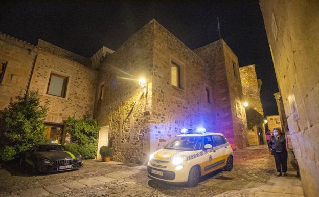 Un coche de la policía ayer a las puertas del hotel y restaurante Atrio.