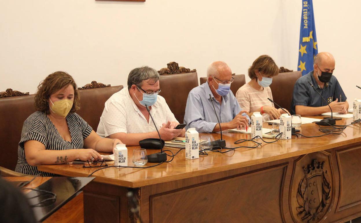 Maite Pérez y Paco Roselló durante el pleno del pasado mes. 