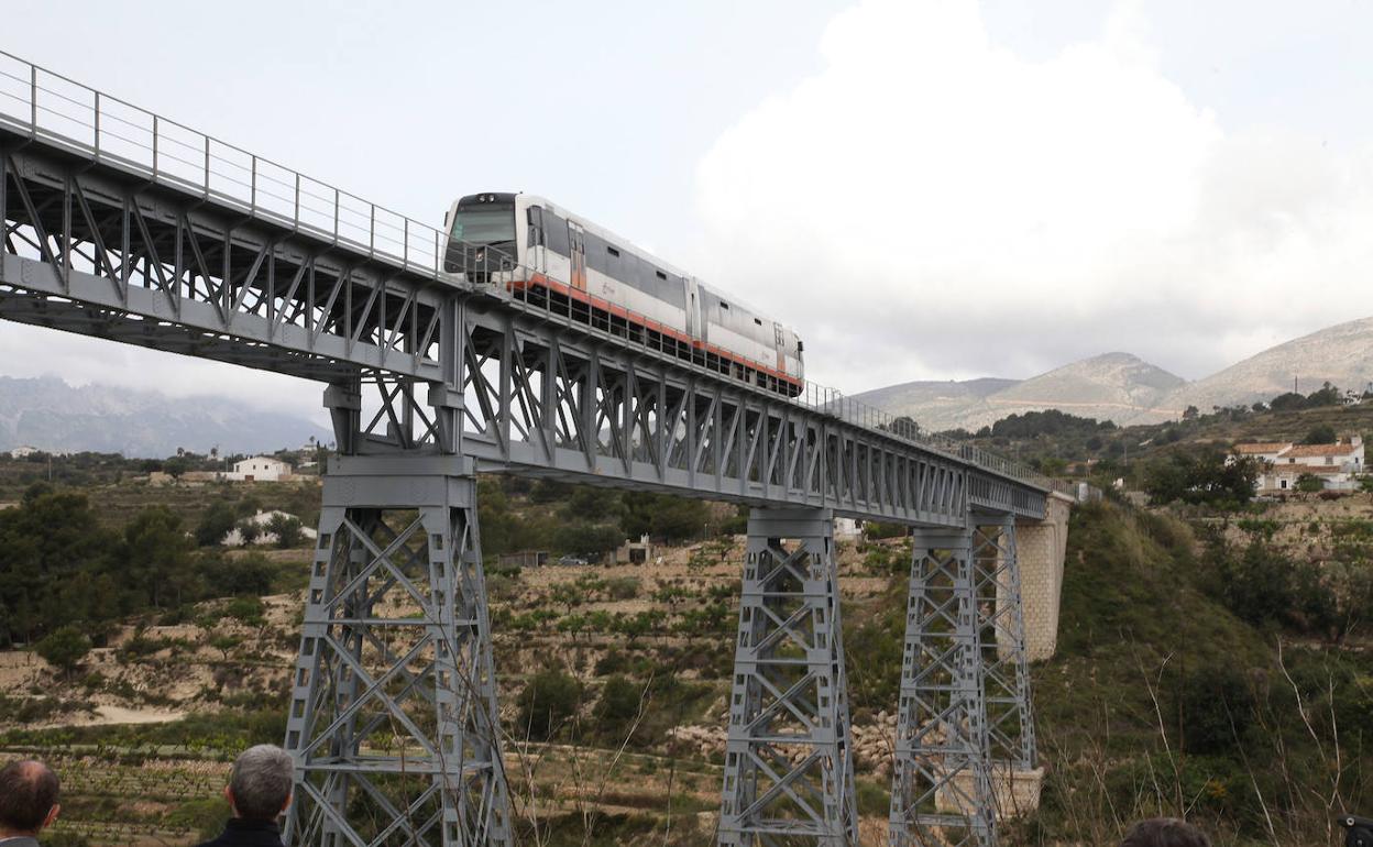 Un ferrocarril de la Línea 9 del TRAM pasando por el Pont del Quisi, en Benissa. 