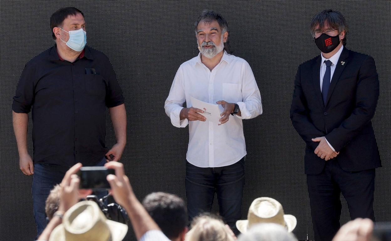 El líder de ERC, Oriol Junqueras, el presidente de JxCat, Carles Puigdemont, y el presidente de Omniun Cultural, Jordi Cuixart.