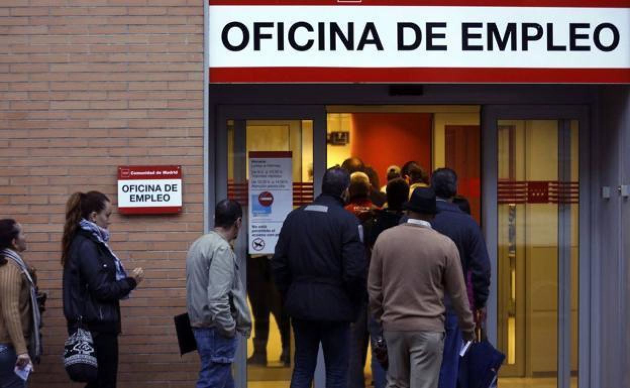 Ciudadanos hacen cola en una oficina del SEPE.