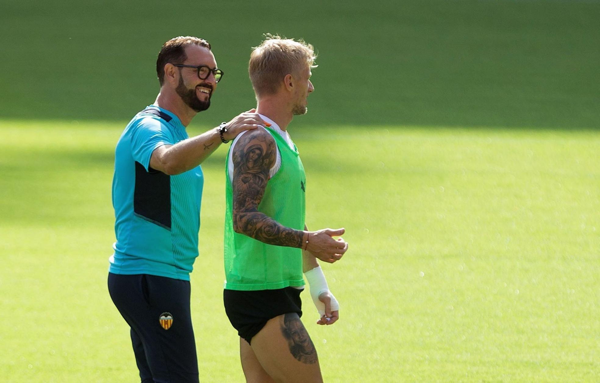 Bordalás bromea con Wass durante el entrenamiento. vcf