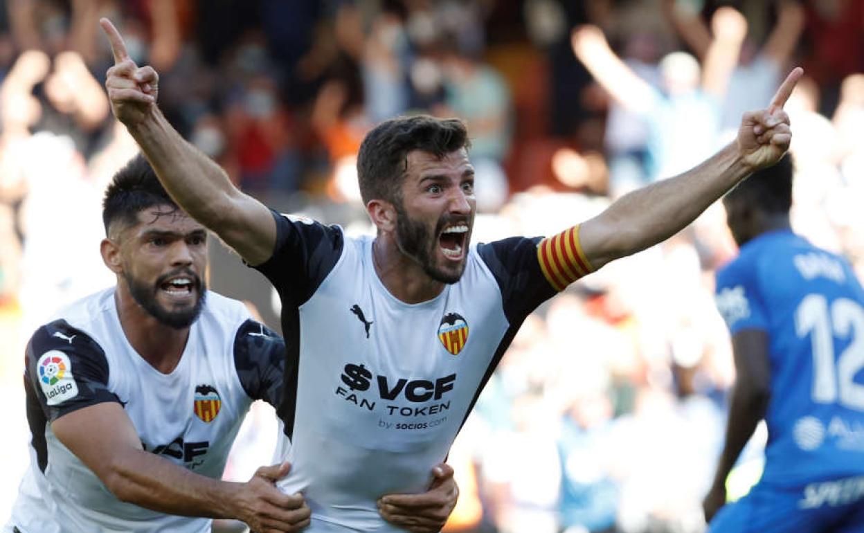 Gayà, con Alderete, celebra el gol en el último minuto para empatar ante el Mallorca.