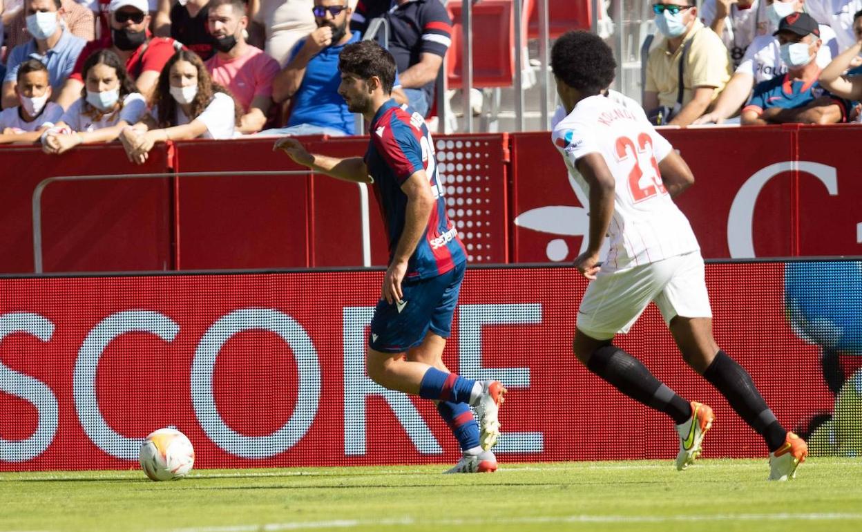 Gonzalo Melero conduce un balón durante el partido entre el Levante y el Sevilla. 