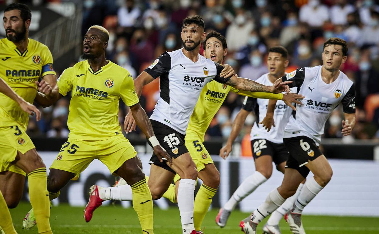 Parejo obstaculiza a Alderete en una acción a balón parado.