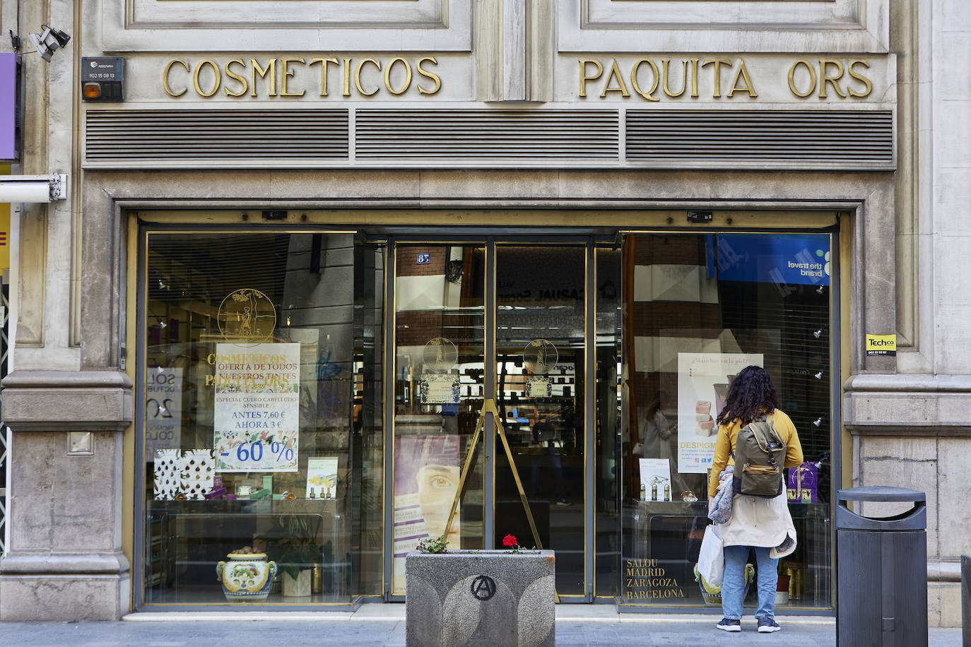 Bajo del edificio de los Casanova, que alberga una histórica tienda.