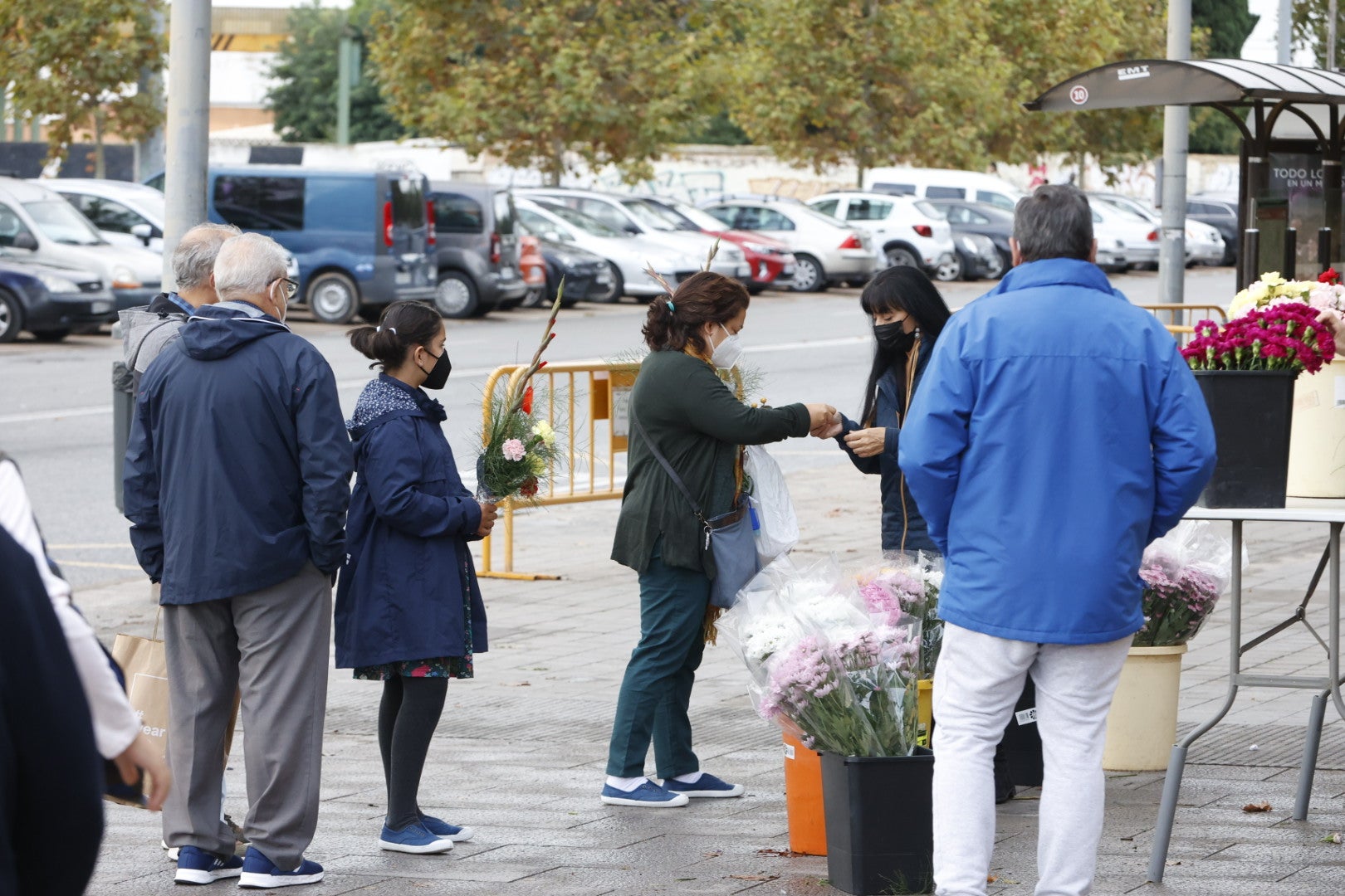 Los camposanto de la capital reciben visitas durante el fin de semana, pese al mal tiempo 