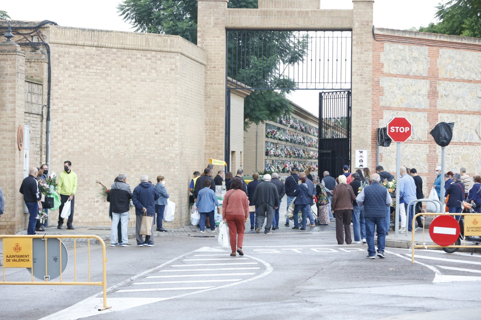 Los camposanto de la capital reciben visitas durante el fin de semana, pese al mal tiempo 