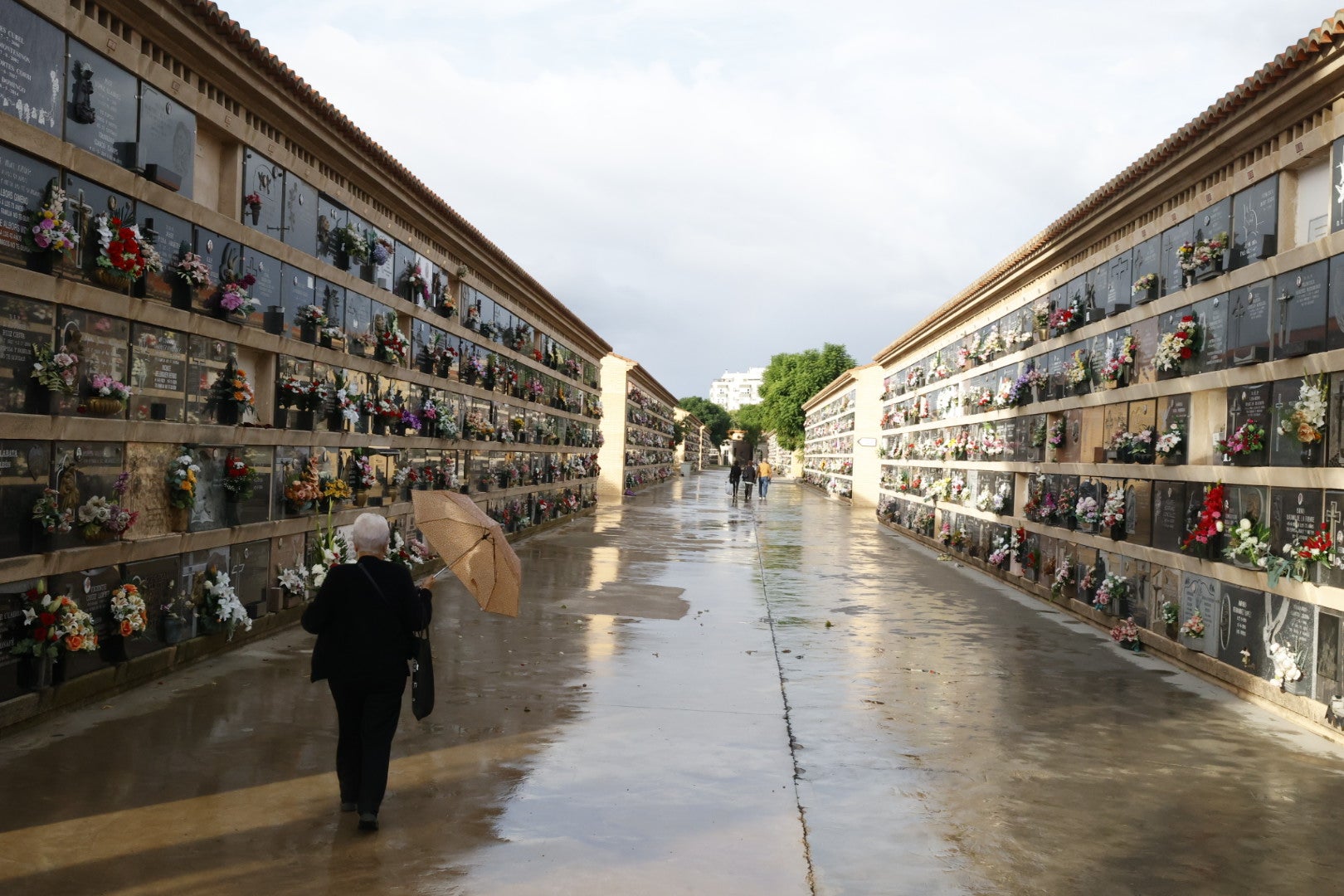 Los camposanto de la capital reciben visitas durante el fin de semana, pese al mal tiempo 