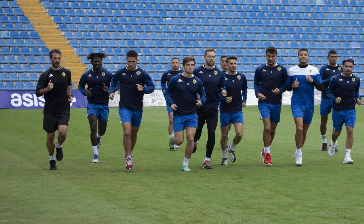 Los jugadores del Hércules se ejercitan en la previa en el escenario del encuentro. 