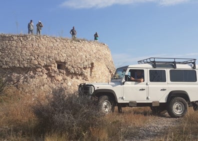 Imagen secundaria 1 - Operarios, voluntarios y vehículos en la cima de la montaña. 