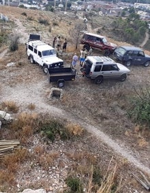 Imagen secundaria 2 - Operarios, voluntarios y vehículos en la cima de la montaña. 