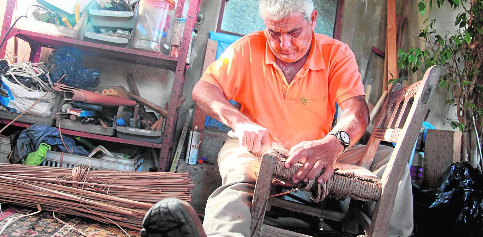 Artesanía. Antonio quita la vieja 'boga' y coloca la nueva con sus manos. Tino Calvo