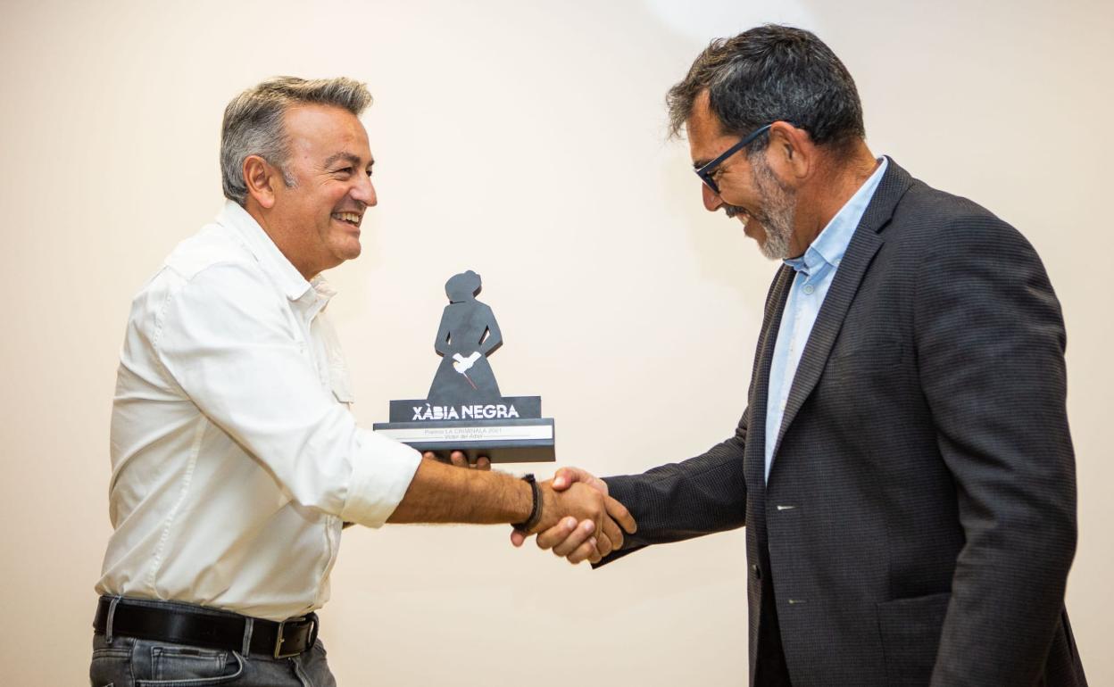 Víctor del Árbol recibe su premio de manos del alcalde de Xàbia