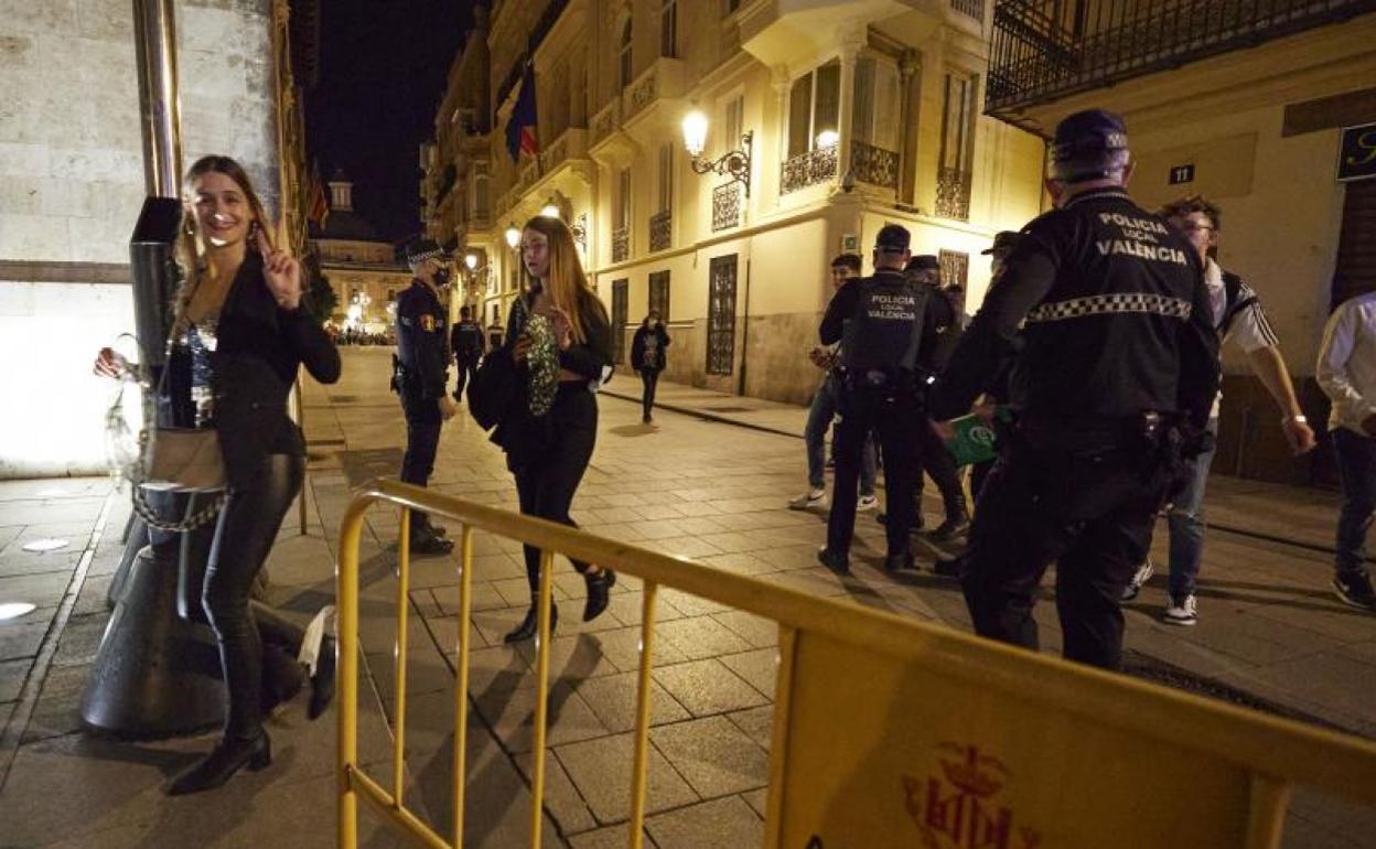 Vallas para cerrar la plaza de la Virgen en la calle Caballeros.