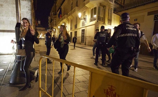 La fiesta de Halloween se celebra con nueve zonas de Valencia cerradas por el botellón