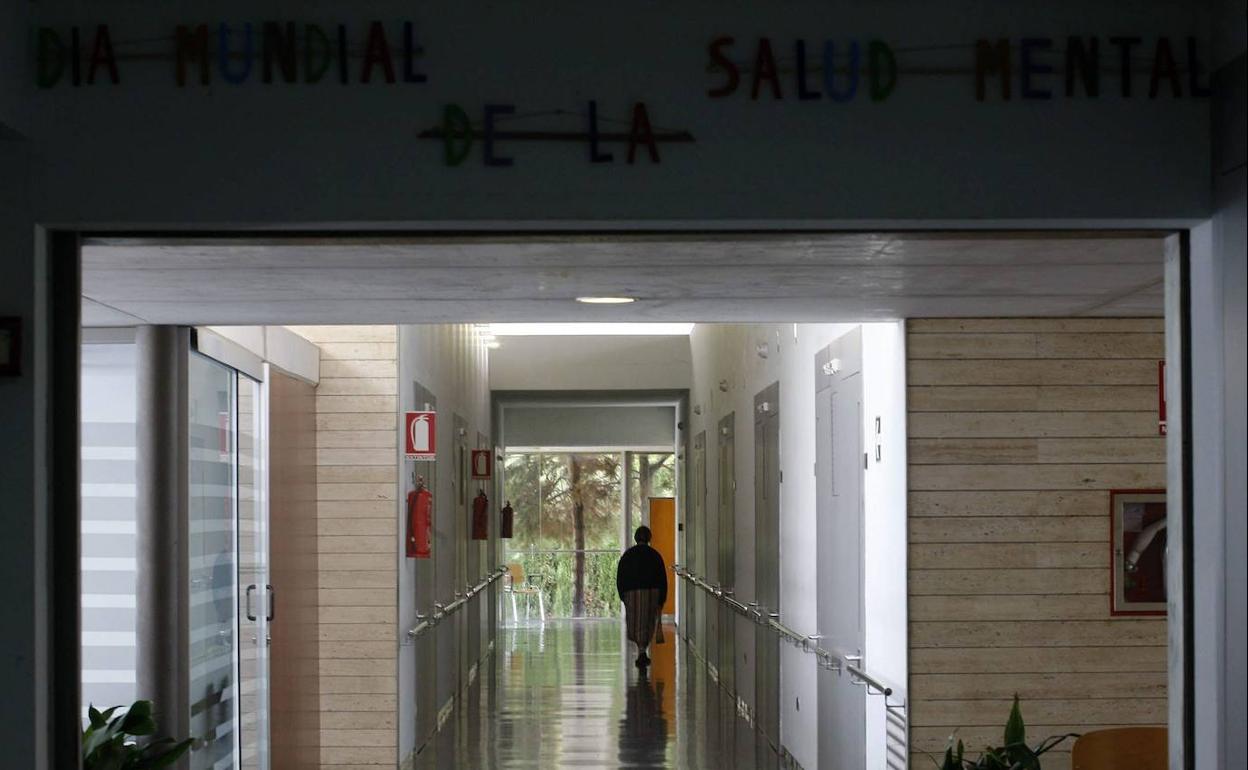 Una mujer en el pasillo de un centro para enfermos mentales.