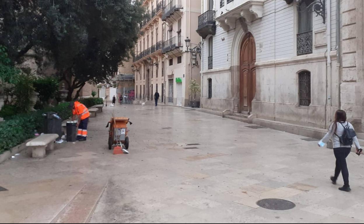 Un barrendero trabajando en la calle Micalet esta mañana. 