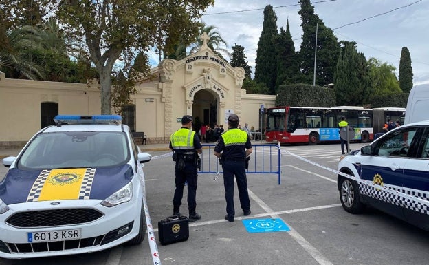 Policías locales supervisan los accesos al cementerio Nuestra Señora del Remedio de Alicante, este lunes. 