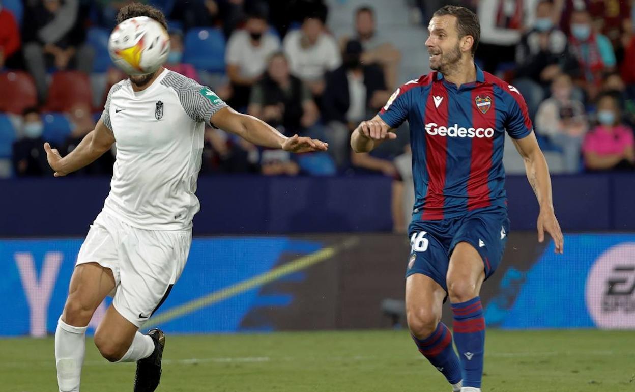 Roberto Soldado, intentando presionar a un jugador del Granada