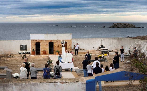 Imagen principal - Misa en memoria de los difuntos en el cementerio de Tabarca, este lunes 1 de noviembre. 