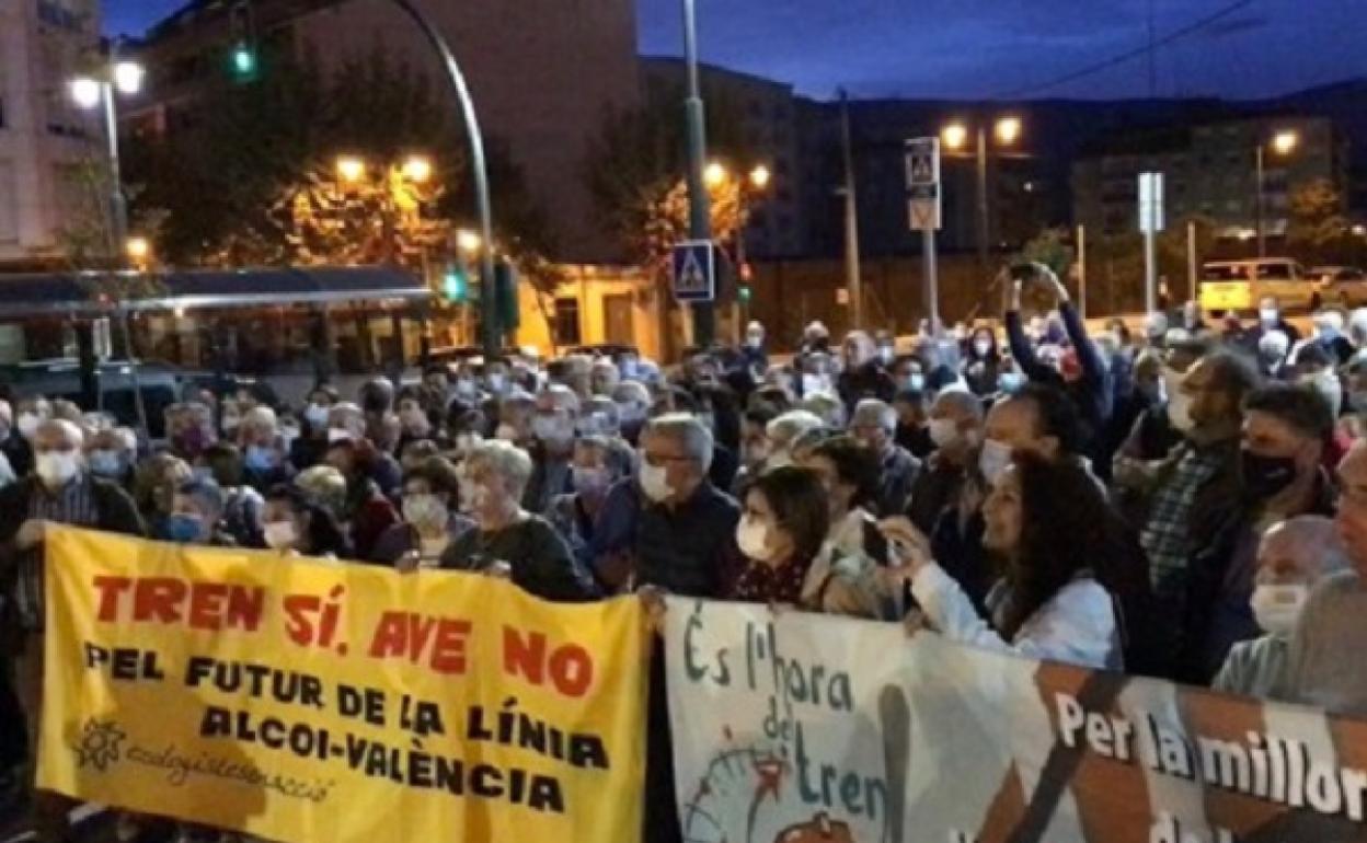 Momento de la concentración en la estación de Alcoy el pasado viernes. 