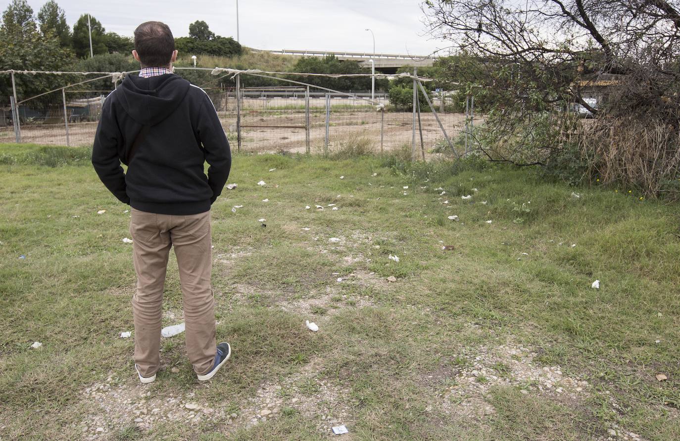 Con un autobús a la hora, un centro de salud al otro lado de las vías, sin comercios ni servicios básicos, la pedanía se queja de nuevo por el repunte de delincuencia y la prostitución.