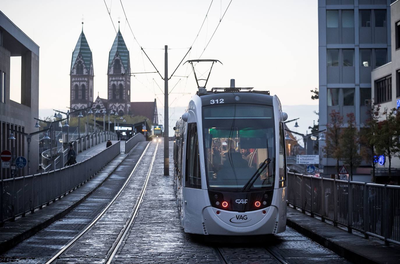 8.- FRIBURGO (ALEMANIA) | Friburgo "cumple con todos los requisitos del cliché alemán", dicen desde Lonely Planet, donde destacan sus calles empedradas, sus casas con gabletes, una antigua universidad y un perfil urbano presidido por el chapitel de su catedral. Esta ciudad en la Selva Negra fue pionera del movimiento ecologista en Alemania desde que en 1975 los activistas locales impidieron la construcción de una central nuclear. Desde entonces, sus habitantes no han abandonado el compromiso verde, y hoy cuenta con una inteligente red de transporte público, el doble de bicicletas que de automóviles y muchísimos espacios al aire libre para entregarse al esparcimiento.