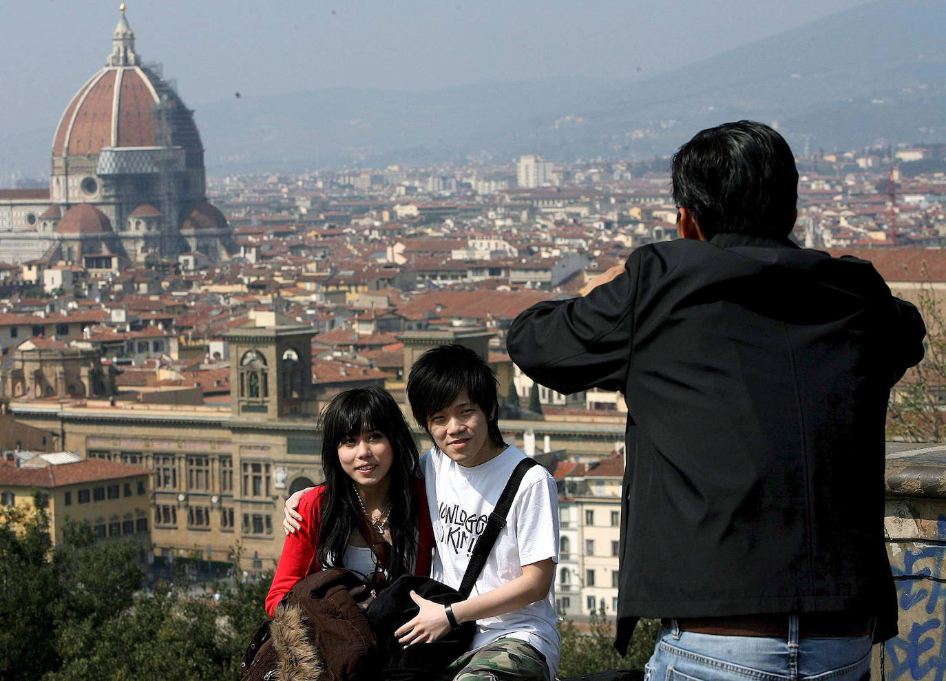 2.- FLORENCIA (ITALIA) | Es la cuna del Renacimiento "y de algunas de las mejores obras de arte y arquitectura del mundo". Lonely Planet dice de la 'città d’arte', con fama de abarrotada, que está "acostumbrada a aquellos que buscan algo de la dolce vita". Pero cuando la pandemia global la vació de turistas e ingresos, la capital toscana tuvo que repensar su futuro forjando, de paso, un emocionante y nuevo viaje por el arte. La prioridad de Florencia este 2021 es la recuperación del patrimonio artístico con nuevas iniciativas que alejen a los visitantes del abarrotado y diminuto centro histórico. Entre sus planes están la creación de circuitos a pie por sus fuentes, fomentar el arte urbano en plazas y quioscos; contemplar el firmamento desde lugares secretos repartidos por la ciudad; visitar estudios de arte y centros de artesanía en el barrio de Oltrarno, al otro lado del río; o excursiones guiadas a los montes de Bellosguardo, el lugar desde donde mejor se capta el esplendor de la ciudad.