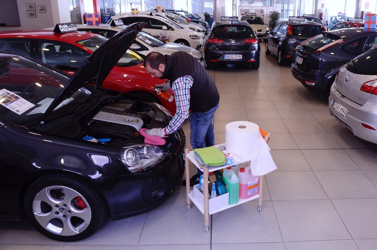 El dueño de un concesionario, cuando se preparaba para la vuelta a la actividad tras el confinamiento. EFE/ Nacho Gallego