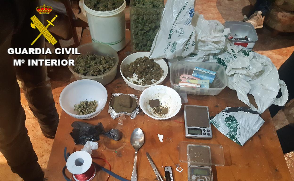 Droga y material incautado en las viviendas. 