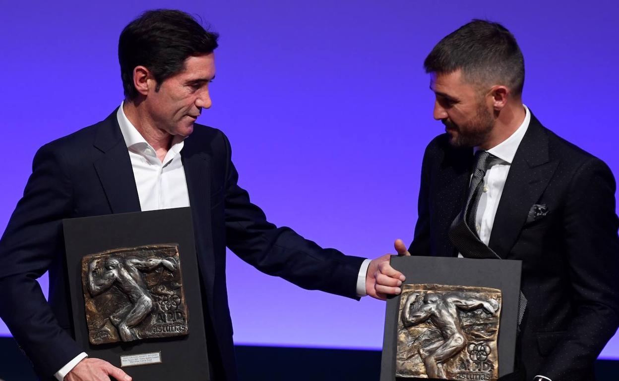 Los exvalencianistas Marcelino García Toral y David Villa, con el premio en las manos. 