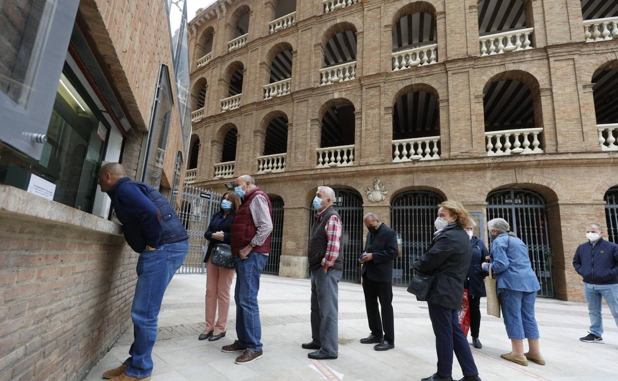 Colas de aficionados en la plaza de toros de Valencia. 