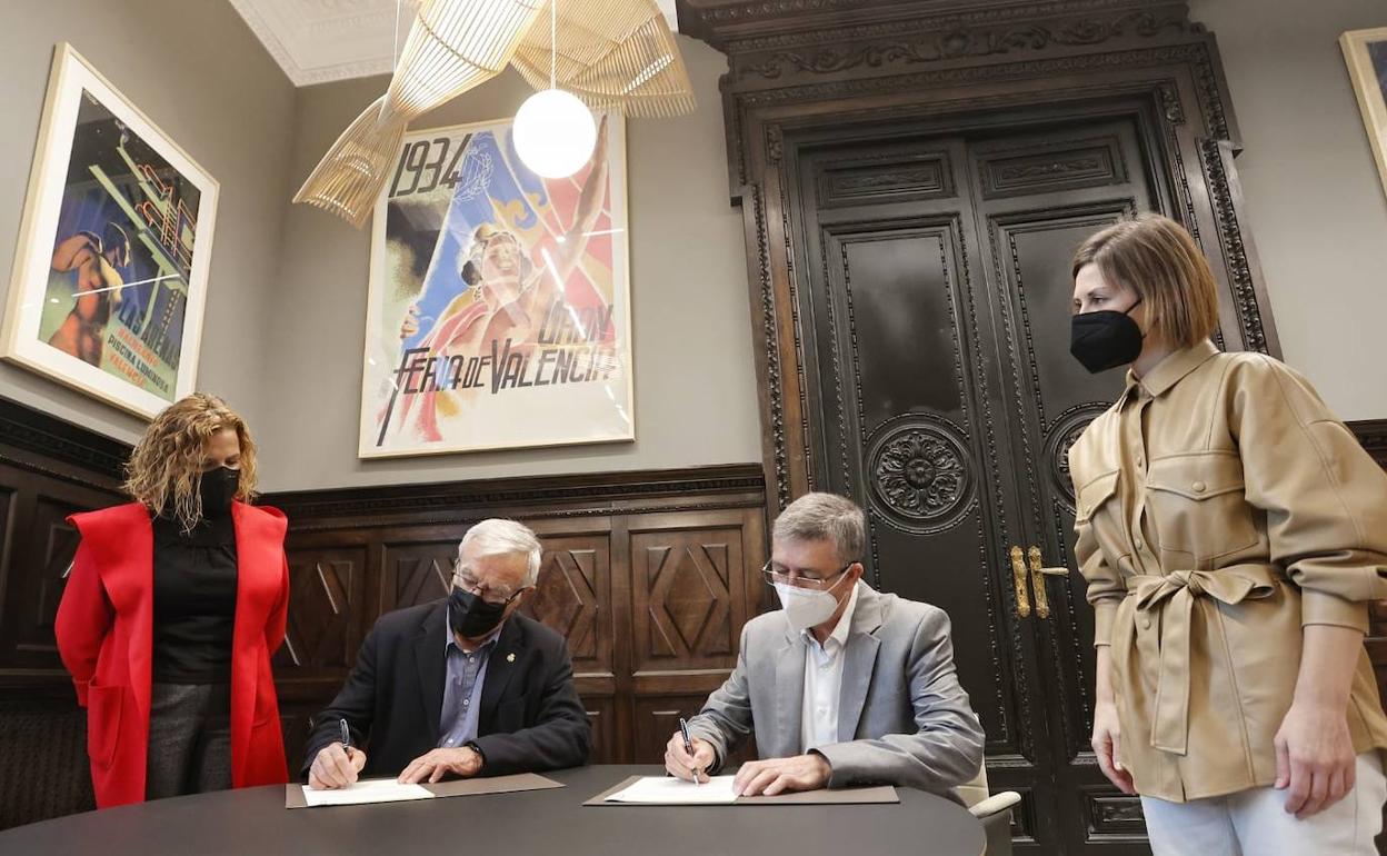 El alcalde de Valencia, Joan Ribó, y el conseller de Economía, Rafael Climent, durante la firma de un convenio. 