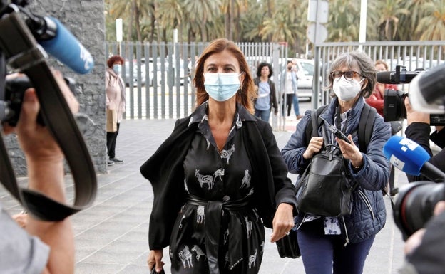 Mónica Lorente, exalcaldesa de Orihuela, a su llegada a la Audiencia. 