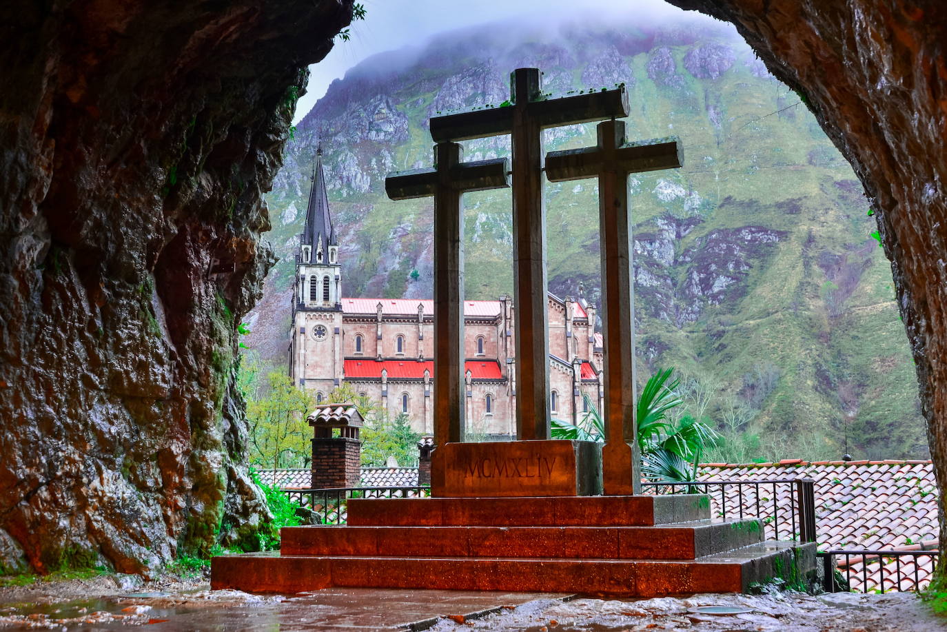 Se dice quegracias a su paso por esta cueva, Don Pelayo y sus hombres consiguieron repeler a las tropas moras de Al-Ándalus, lo que se considera el inicio de la Reconquista.