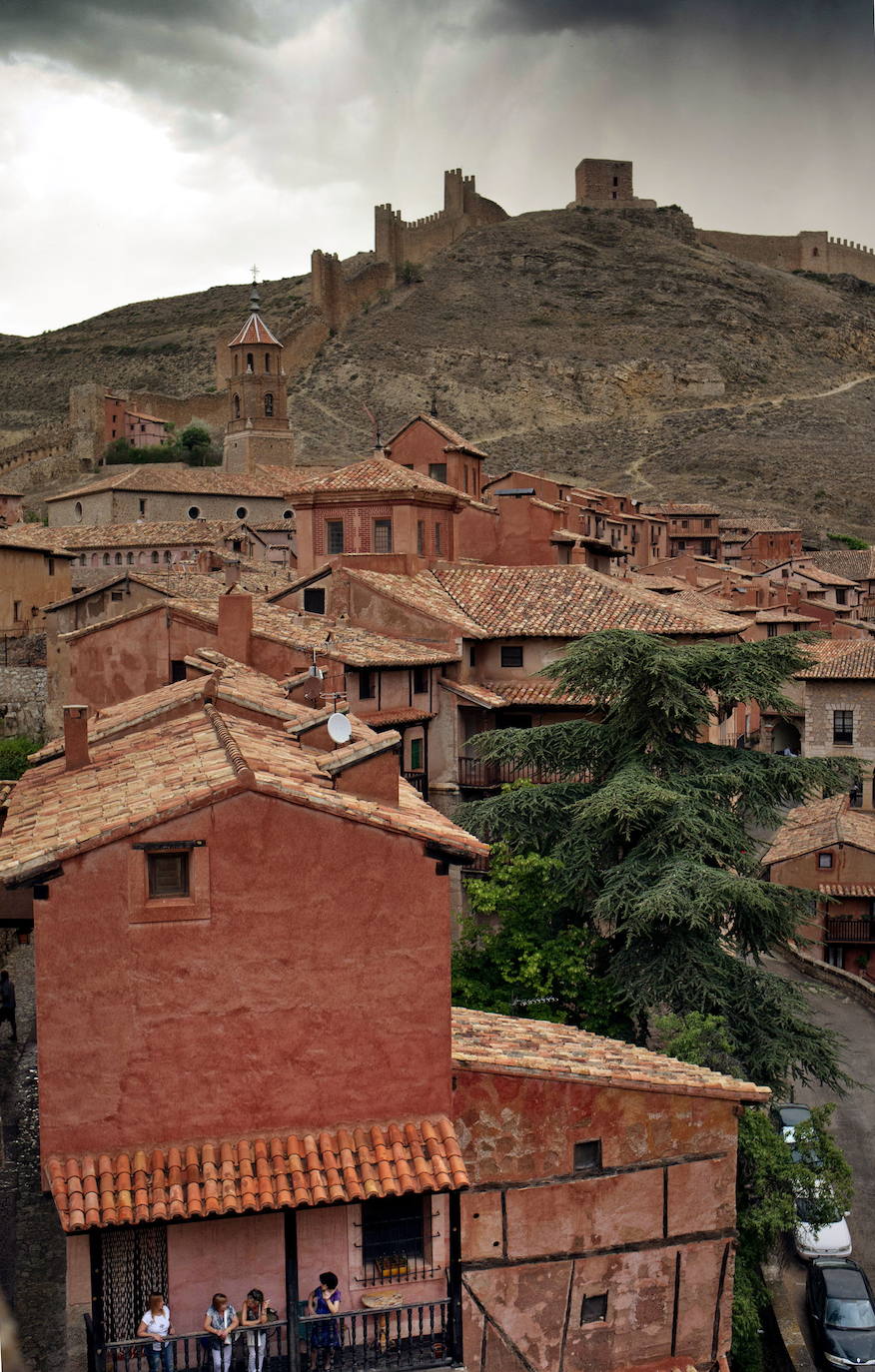 Una de ellas es la leyenda de Doña Blanca, princesa de la Corona de Aragón, que cayó en desgracia tras morir su padre en batalla. Su hermano, temeroso de que pudiera ser una amenaza para su trono, la desterró a Castilla. Durante el camino, la princesa y su comitiva pararon a descansar en Albarracín, donde nadie jamás puedo volver a encontrarla. Se dice que su sombra puede verse en los alrededores de la zona, donde se pasea desde entonces. 