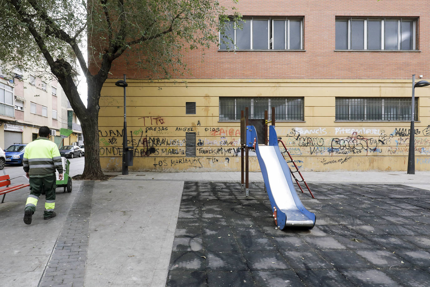 El barrio del Xenillet de Torrent es el lugar donde residen las familias enfrentadas por el crimen del cementerio del día de Todos los Santos, los 'Marco' y los 'Bocanegra'. Los vecinos apenas pisan la calle por temor a más reyertas tras el tiroteo, que se zanjó con dos muertos y un herido.