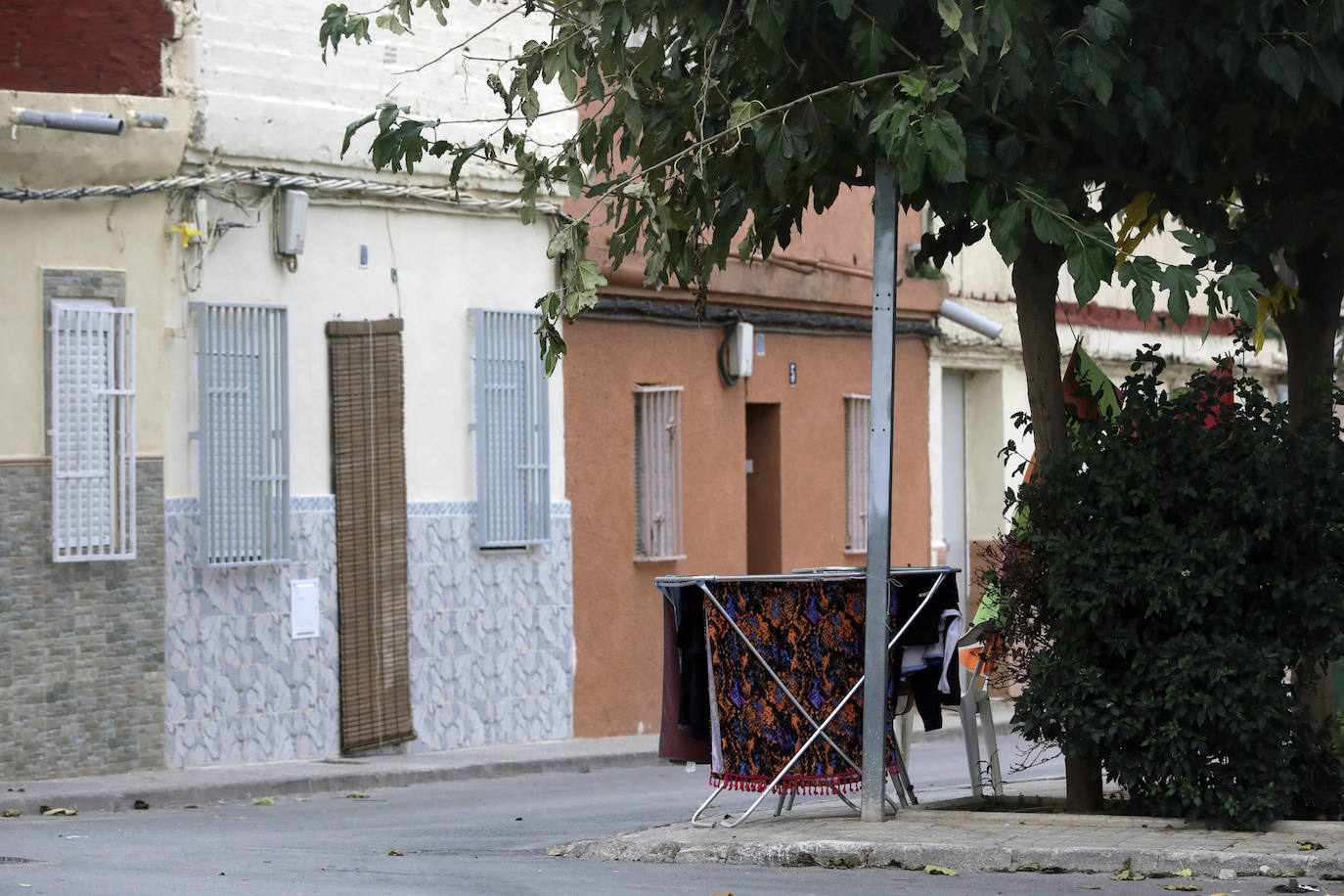 El barrio del Xenillet de Torrent es el lugar donde residen las familias enfrentadas por el crimen del cementerio del día de Todos los Santos, los 'Marco' y los 'Bocanegra'. Los vecinos apenas pisan la calle por temor a más reyertas tras el tiroteo, que se zanjó con dos muertos y un herido.