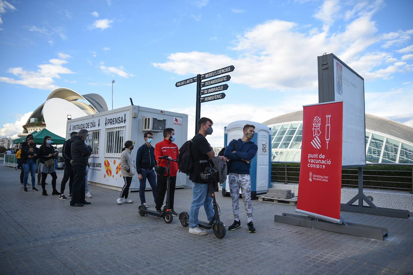 La Conselleria de Sanidad habilitó ayer un punto de vacunación contra el Covid-19 con motivo del Festival de Les Arts, que se celebrará hoy y mañana en la Ciudad de las Artes y las Ciencias. Un equipo móvil atiende desde ayer a los rezagados de 16.00 a 20.00 horas, servicio que se prolongará hoy y mañana en el mismo horario. El dispositivo se instaló para hacerlo coincidir con el horario de acreditación de los asistentes y escalonar así la vacunación de los interesados.