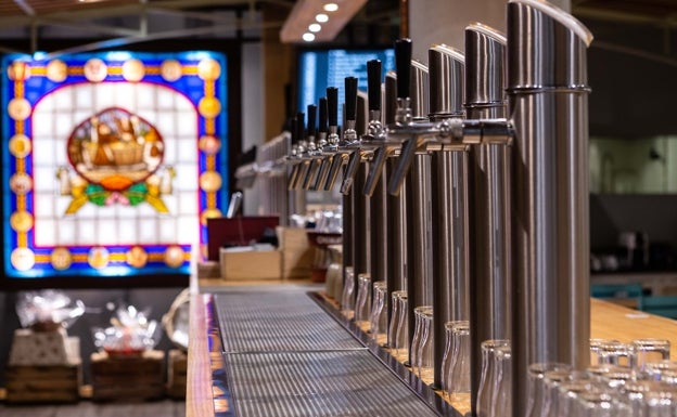 Barra de grifos cerveceros en Las Cervezas del Mercado. 