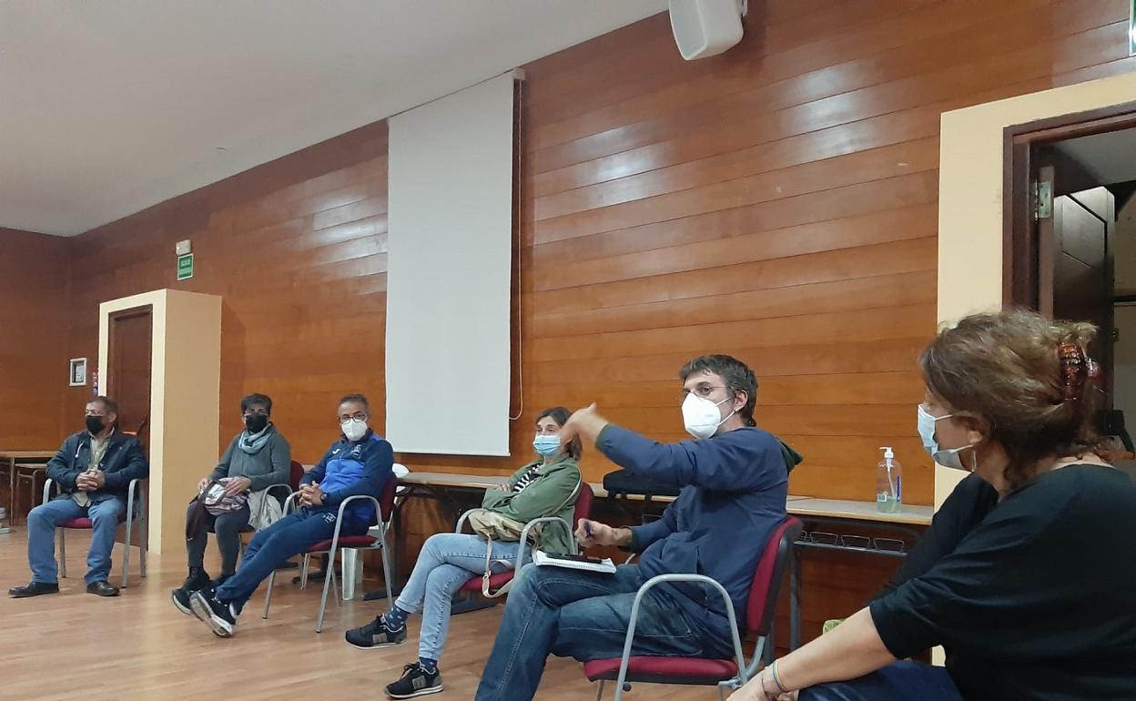 Momento de la reunión del tejido asociativo de Montesa para hablar de las alternativas al parque solar. 